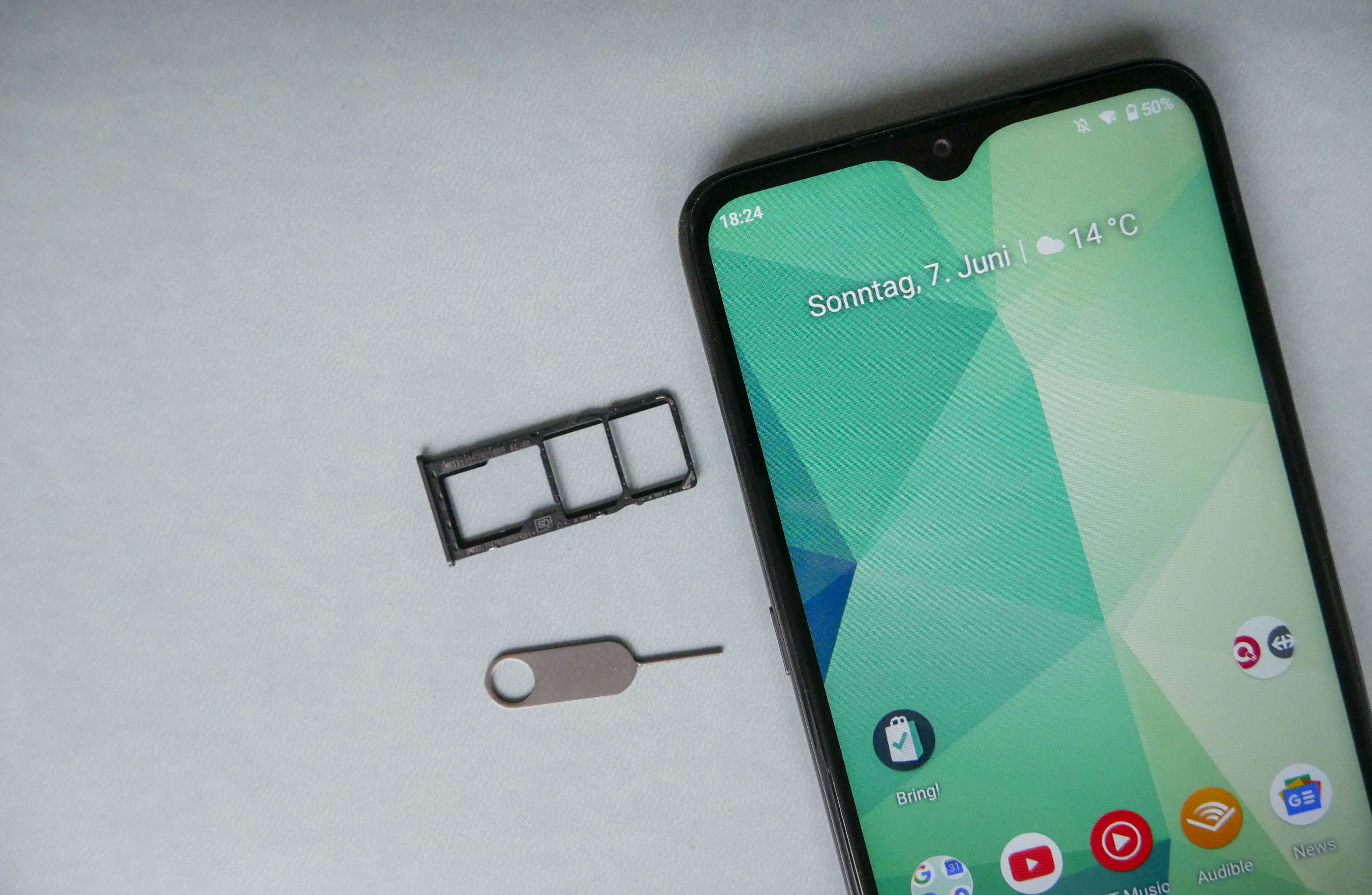 Das Nokia 5.3 fast Dual-SIM und eine externe Speicherkarte für maximal 512 GB.